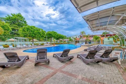 Tropical Condo!Two Story Three lovely Bedrooms !