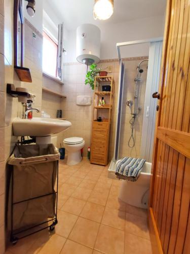 Badkamer, Il mare dietro l'angolo, attico con parcheggio privato ad Alghero in Lido