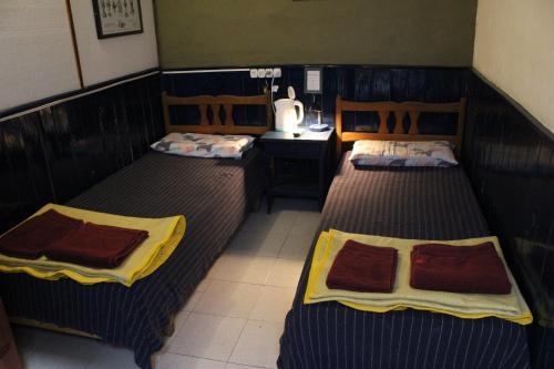 2 twin beds