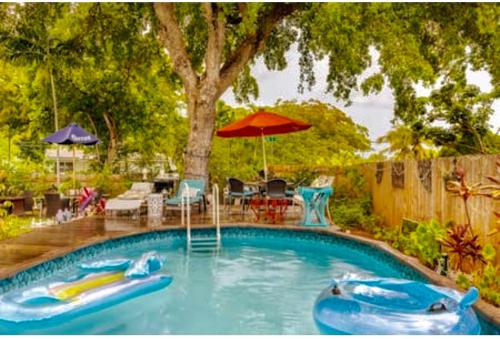 Tropical Pool Luxury Home Best Location Beaches Restaurant Hard Rock Fun in Hallandale Beach, USA