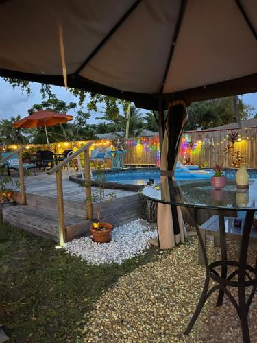 Tropical Pool Luxury Home Best Location Beaches Restaurant Hard Rock Fun in Hallandale Beach, USA