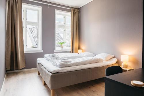 1 queen bed, 1 sofa bed