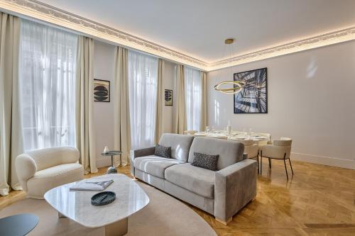 B&B Paris - Apartment Matignon by Studio prestige - Bed and Breakfast Paris