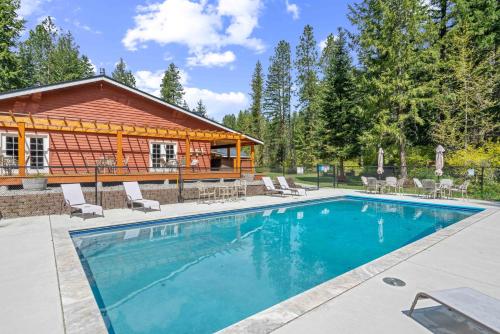 River Road Lodge by NW Comfy Cabins