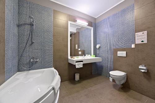 Tomis Garden Aparthotel - image 9