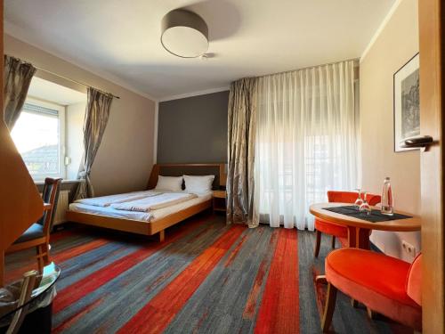 1 double bed, 1 twin bed