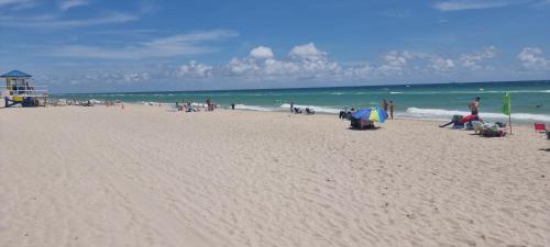 NEW LUXURY APARTMENT 2Br 2Ba DIRECT BEACH ACCESS in Hollywood, USA