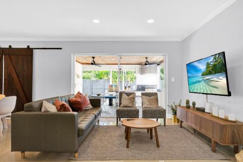 Shared lounge/TV area, Outdoor Paradise in Lauderhill