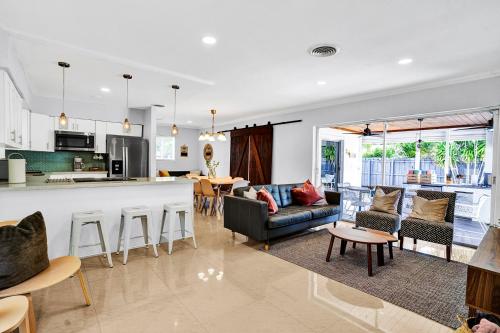 Kitchen, Outdoor Paradise in Lauderhill