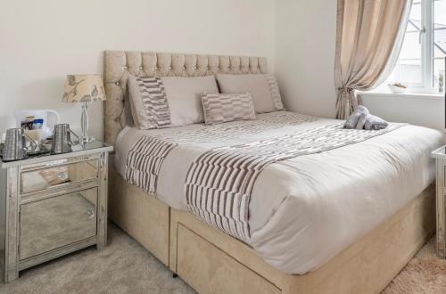 New build, modern and stylish king bedroom, CCTV driveway parking, wifi, quiet location, smart tv, shared kitchen, led waterfall, jet and massage shower