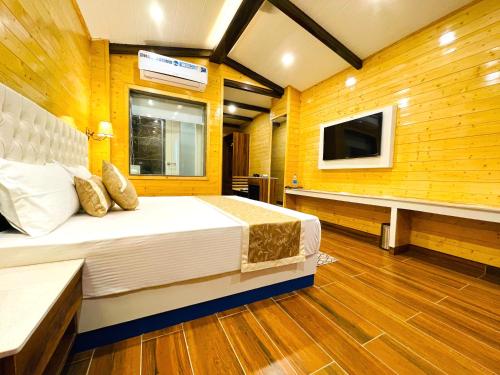 Hotel Wood Stock Luxury - A Boutique Property - Penthouse - Open Air Restaurant & Terrace