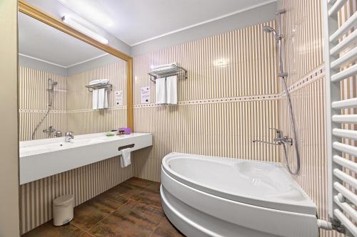 Tomis Garden Aparthotel - image 10