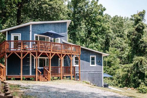 Harmony Ridge Hideaway: mountain retreat w/hot tub in Front Royal, USA