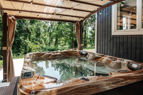 Harmony Ridge Hideaway: mountain retreat w/hot tub in Front Royal, USA
