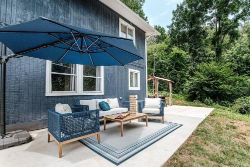 Harmony Ridge Hideaway: mountain retreat w/hot tub in Front Royal, USA