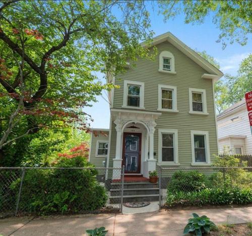 Beautiful Studio Apartment in Historic House