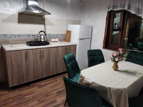 Kjøkken, Апартаменти "У Кузьмича" 1 in Mykulytsjyn