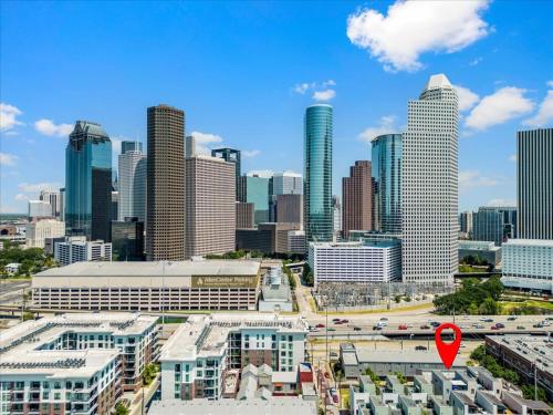NEW Downtown View Near NRG Stadium Medical Center KING Bed 2 Car Garage in Houston, USA