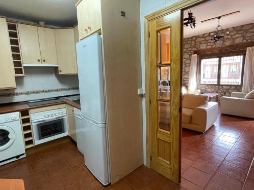 virtuve, Luna de Gredos - Dormitorios con baño en suite (Luna de Gredos - Dormitorios con bano en suite) in Pedro Bernardo
