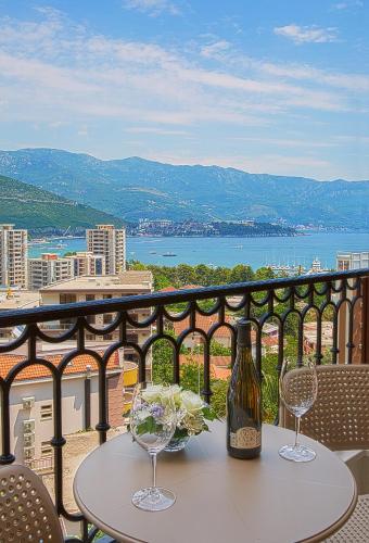 Aparthotel Villa Aria Aparthotel Villa Aria is conveniently located in the popular Budva area. Both business travelers and tourists can enjoy the hotels facilities and services. Free Wi-Fi in all rooms, 24-hour front desk