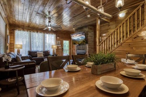 Cozy Bear Lodge Game Room Theater Room Hot Tub Free Attraction Tickets WIFI Sleeps 20!!! - image 3