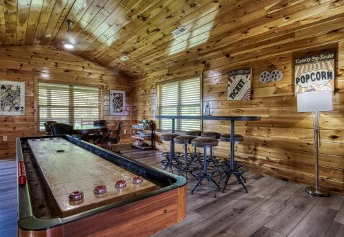 Cozy Bear Lodge Game Room Theater Room Hot Tub Free Attraction Tickets WIFI Sleeps 20!!! - image 4