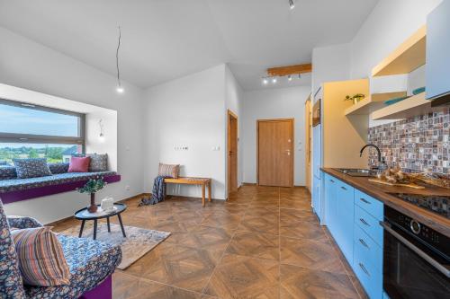 virtuve, LASKARA Garden Apartment by Prague Forest in Sestajovice