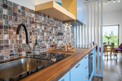 virtuve, LASKARA Garden Apartment by Prague Forest in Sestajovice
