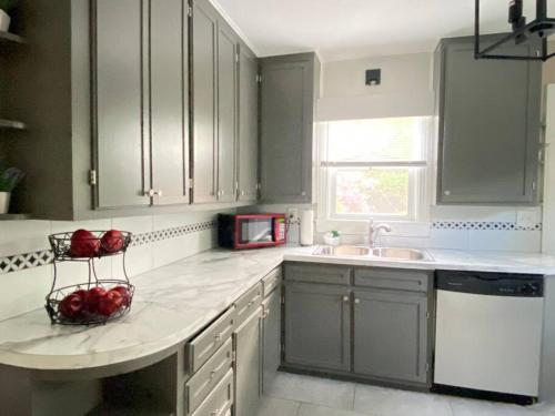 Tranquility Cottage, Private Peaceful Surroundings Near Everything in High Point, USA