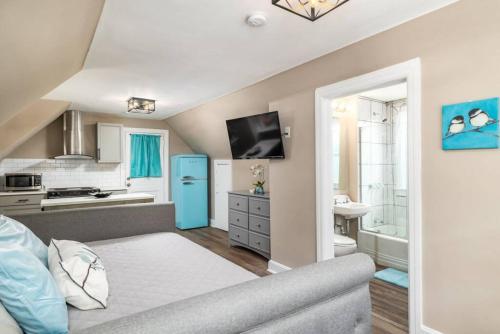Serenity Studio, Adorable and Spacious Studio with Full Kitchen in High Point, USA