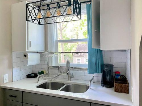 Serenity Studio, Adorable and Spacious Studio with Full Kitchen in High Point, USA