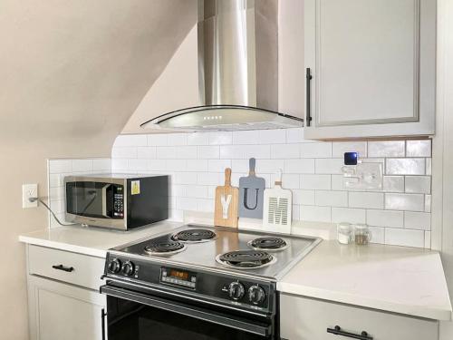 Serenity Studio, Adorable and Spacious Studio with Full Kitchen in High Point, USA