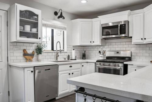 Magic Mountain 4 Bedroom 3 Bath Escape Modern Home in Santa Clarita, USA