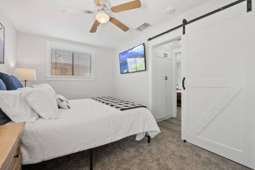 Magic Mountain 4 Bedroom 3 Bath Escape Modern Home in Santa Clarita, USA