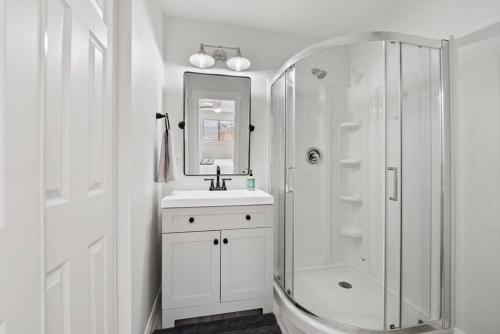 Magic Mountain 4 Bedroom 3 Bath Escape Modern Home in Santa Clarita, USA