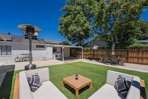 Magic Mountain 4 Bedroom 3 Bath Escape Modern Home in Santa Clarita, USA