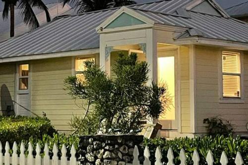 Exterior view, Conch Club Cottage in Blossom Village