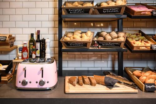 Moxy Dresden Neustadt - image 10