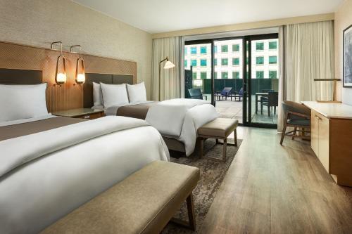2 queen beds