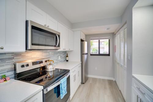 Cocoa Beach Condo with Community Pool and Hot Tub! in Cocoa Beach, USA