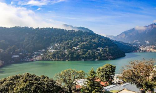 Goroomgo Chinar Lake View Mall Road Nainital