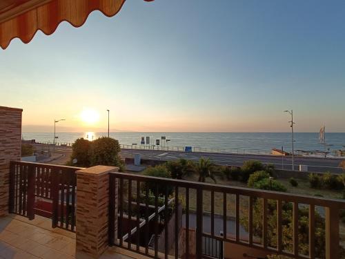  La riva del mare in Santa Teresa di Riva
