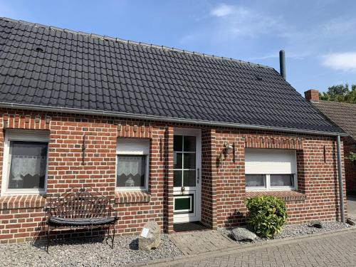 Haus Lüttje Huus an't Diek in Krummhörn, Deutschland