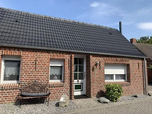 Haus Lüttje Huus an't Diek in Krummhörn, Deutschland