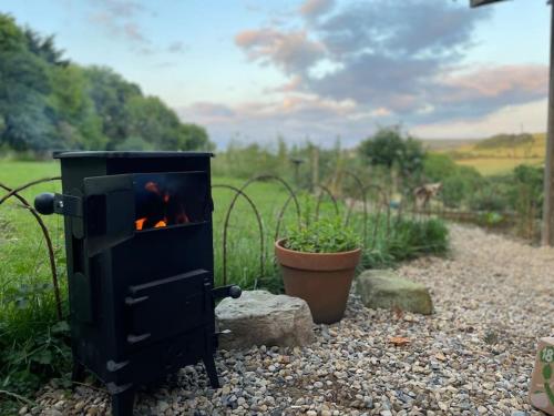 The Cabin at Shambala- now with sauna available to book! in Robin Hood's Bay