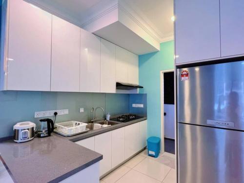 厨房, Homely 2BR Heritage D'Sara @ Link to MRT, Near Thomson Hospital & Sungai Buloh Hospital in 双溪毛糯