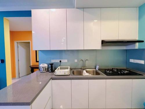 厨房, Homely 2BR Heritage D'Sara @ Link to MRT, Near Thomson Hospital & Sungai Buloh Hospital in 双溪毛糯