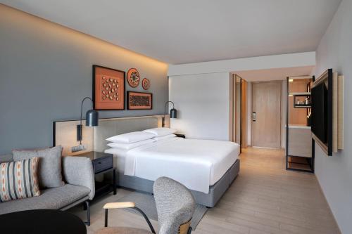 Deluxe Guest room, 1 King, Balcony image 6