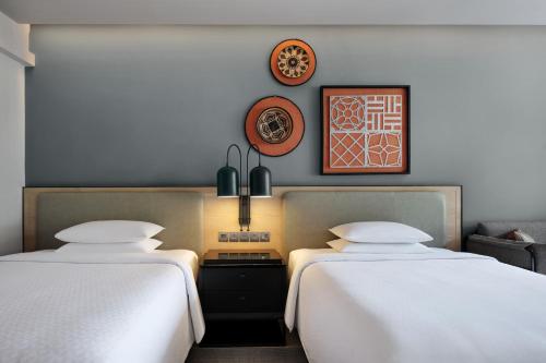 Deluxe, Guest room, 2 Double, Balcony image 4