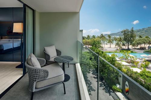 Deluxe, Guest room, 2 Double, Balcony image 2